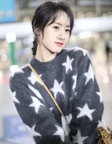 袁冰妍五角星图案带绒毛衣现身机场，手抱玩偶表情丰富