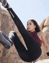 运动型女孩登山图片，紧身衣裤尽显完美好身材
