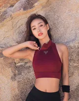 运动型女孩登山图片，紧身衣裤尽显完美好身材