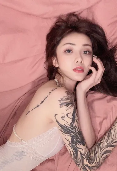 纹花臂的美女床上写真，纹这种大花臂女孩很少看到了 – 高清 桌面壁纸 开放版权素材 免费下载 手机电脑通用背景图