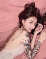 纹花臂的美女床上写真，纹这种大花臂女孩很少看到了