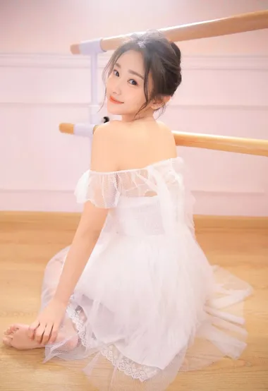跳芭蕾舞的女孩练功房写真，回眸一笑很迷人 – 高清 桌面壁纸 开放版权素材 免费下载 手机电脑通用背景图