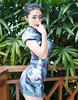 旗袍装美女性感写真，这种身材穿旗袍很好看啊！