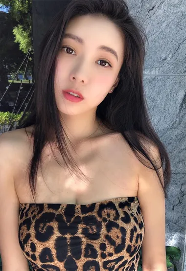 长发性感妹子豹纹装抹胸上衣户外写真图片 – 高清 桌面壁纸 开放版权素材 免费下载 手机电脑通用背景图
