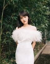 文淇性感白色羽毛连衣裙造型亮相 重庆青年电影展图片