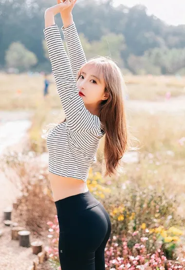 翘臀美女，斑马纹上衣搭紧身黑裤，户外小路唯美写真 – 高清 桌面壁纸 开放版权素材 免费下载 手机电脑通用背景图