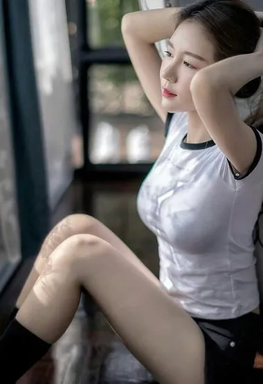 紧身丰满背心短裤美女。听说这种女孩没有男孩可以拒绝 – 高清 桌面壁纸 开放版权素材 免费下载 手机电脑通用背景图