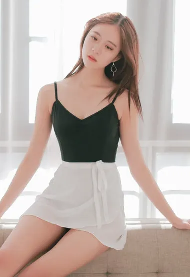好美的腿，沙发上的美腿舞蹈少女背心搭短裙写真图片 – 高清 桌面壁纸 开放版权素材 免费下载 手机电脑通用背景图