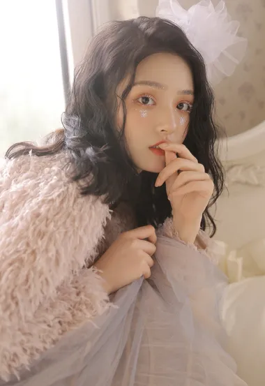 化彩妆的绝美卷发美少女带绒毛衣搭纱裙唯美私房写真-iPhone17-1