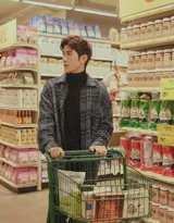 李治廷现身超市购物写真图片，格纹呢大衣着身帅气有型
