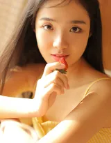 好看圆脸美少女，穿着吊带连衣裙 居家悠闲看杂志写真图片