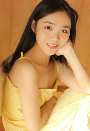 好看圆脸美少女，穿着吊带连衣裙 居家悠闲看杂志写真图片 – 高清 桌面壁纸 开放版权素材 免费下载 手机电脑通用背景