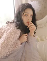 化彩妆的绝美卷发美少女带绒毛衣搭纱裙唯美私房写真