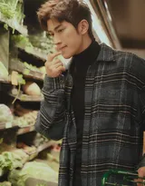 李治廷现身超市购物写真图片，格纹呢大衣着身帅气有型