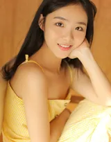 好看圆脸美少女，穿着吊带连衣裙 居家悠闲看杂志写真图片