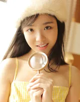 好看圆脸美少女，穿着吊带连衣裙 居家悠闲看杂志写真图片