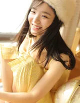 好看圆脸美少女，穿着吊带连衣裙 居家悠闲看杂志写真图片