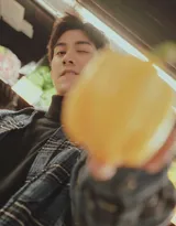 李治廷现身超市购物写真图片，格纹呢大衣着身帅气有型