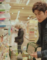 李治廷现身超市购物写真图片，格纹呢大衣着身帅气有型