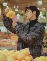 李治廷现身超市购物写真图片，格纹呢大衣着身帅气有型