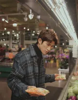 李治廷现身超市购物写真图片，格纹呢大衣着身帅气有型