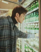 李治廷现身超市购物写真图片，格纹呢大衣着身帅气有型