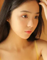 好看圆脸美少女，穿着吊带连衣裙 居家悠闲看杂志写真图片