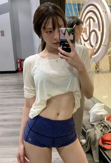 运动型美女，大汗淋漓健身房自拍，动静结合的美拍生活照 – 高清 桌面壁纸 开放版权素材 免费下载 手机电脑通用背景图