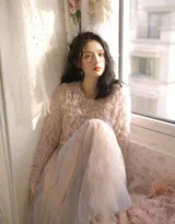 化彩妆的绝美卷发美少女带绒毛衣搭纱裙唯美私房写真