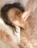 化彩妆的绝美卷发美少女带绒毛衣搭纱裙唯美私房写真