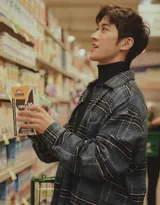 李治廷现身超市购物写真图片，格纹呢大衣着身帅气有型