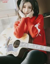 双马尾美女模特莫小琪毛衣长裤居家弹吉他唯美写真