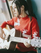 双马尾美女模特莫小琪毛衣长裤居家弹吉他唯美写真
