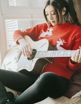 双马尾美女模特莫小琪毛衣长裤居家弹吉他唯美写真