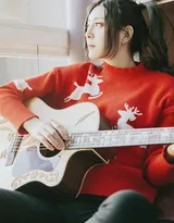 双马尾美女模特莫小琪毛衣长裤居家弹吉他唯美写真