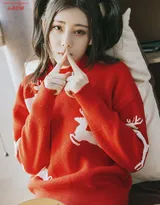 双马尾美女模特莫小琪毛衣长裤居家弹吉他唯美写真