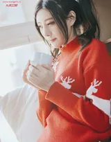 双马尾美女模特莫小琪毛衣长裤居家弹吉他唯美写真