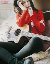 双马尾美女模特莫小琪毛衣长裤居家弹吉他唯美写真