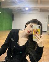 鞠婧祎微博晒最新照片，排练室里一边练习舞蹈，一边自拍