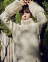 日本女星小嶋阳菜秋装毛衣装扮现身户外写真美图