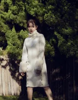 日本女星小嶋阳菜秋装毛衣装扮现身户外写真美图