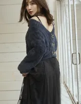 日本女星小嶋阳菜秋装毛衣装扮现身户外写真美图