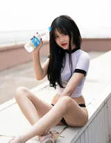 黑直长发娇嫩苗条美女顶楼露天台阶着紧身背心性感写真
