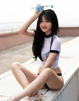 黑直长发娇嫩苗条美女顶楼露天台阶着紧身背心性感写真