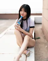 黑直长发娇嫩苗条美女顶楼露天台阶着紧身背心性感写真