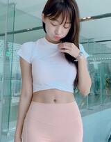 喜欢健身的妹子，韩国美女紧身背心短裤性感写真照片
