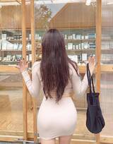 连衣短裙美女，胸大屁股大的超极品韩国美女街拍写真图片