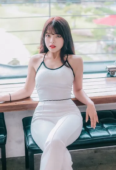 大屁股美女，丰满型齐刘海翘臀美女全白背心长裤写真图片 – 高清 桌面壁纸 开放版权素材 免费下载 手机电脑通用背景图