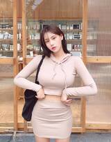 连衣短裙美女，胸大屁股大的超极品韩国美女街拍写真图片