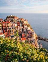 意大利沿海小镇，悬崖上的马纳罗拉唯美摄影图片